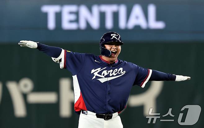 7일 오후 일본 도쿄돔에서 열린 2026 월드베이스볼클래식 C조 조별리그 대한민국과 일본의 경기. 대한민국 문보경이 1회초 2사 1,2루때 2타점 2루타를 친 뒤 세리머니하고 있다. 2026.3.7 ⓒ 뉴스1 구윤성 기자