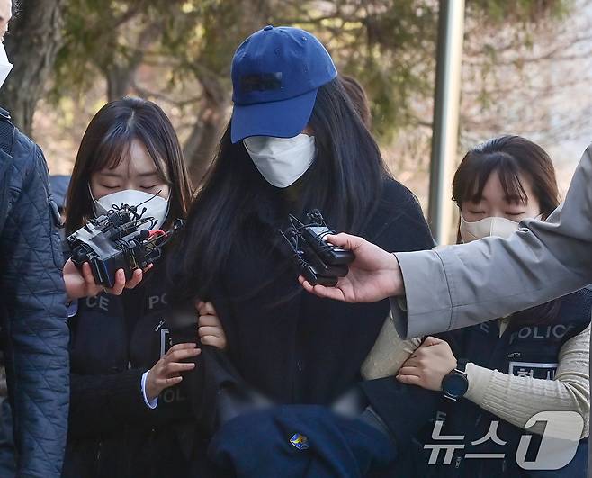 세 살배기 딸을 학대해 숨지게 한 30대 여성 A 씨가 19일 경기 안산시 단원구 수원지방법원 안산지원에서 열린 구속 전 피의자 심문(영장실질심사)에 출석하고 있다. A 씨는 지난 2020년 2월께 시흥시 정왕동 아파트에서 친딸 C 양(당시 3세)을 학대해 숨지게 한 혐의를 받고 있다. (공동취재) 2026.3.19 ⓒ 뉴스1 김영운 기자