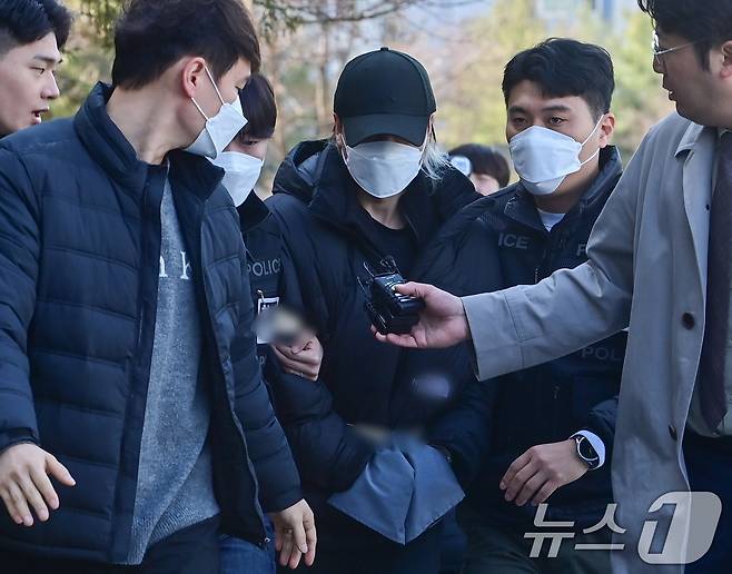 세 살배기 딸을 학대해 숨지게 한 30대 여성 A 씨를 도와 시신을 야산에 유기한 혐의를 받고 있는 30대 남성 B 씨 19일 경기 안산시 단원구 수원지방법원 안산지원에서 열린 구속 전 피의자 심문(영장실질심사)에 출석하고 있다. B 씨는 A 씨 범행 후 수일이 지난 시점 친딸 C 양(당시 3세) 시신을 안산시 단원구 와동 소재 야산에 매장한 혐의를 받는다. (공동취재) 2026.3.19 ⓒ 뉴스1 김영운 기자