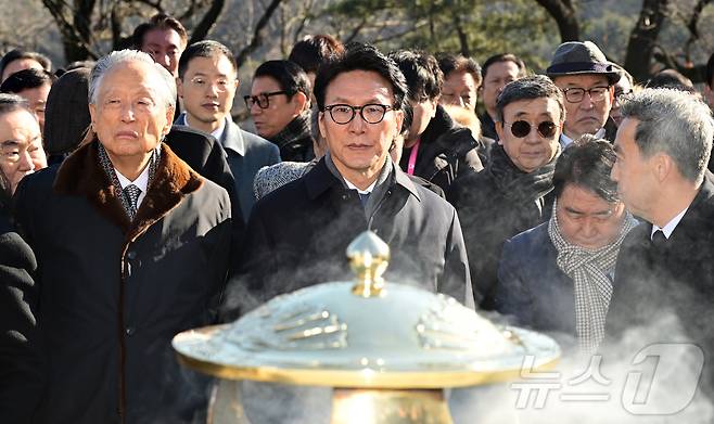 김민석 국무총리가 지난 1월 6일 오전 서울 동작구 국립서울현충원 김대중 대통령 묘소에서 열린 김대중 재단 신년하례식에서 참배를 마친 후 묘역을 바라보고 있다. (공동취재) 2026.1.6 ⓒ 뉴스1 김성진 기자