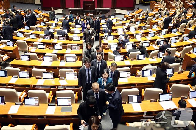 19일 서울 여의도 국회에서 열린 제433회국회(임시회) 2차 본회의에서 범여권 의원들이 윤상현 국민의힘 의원의 공소청법안(대안)에 대한 무제한토론(필리버스터)이 시작되자 본회의장을 떠나고 있다. 2026.3.19 ⓒ 뉴스1 이승배 기자