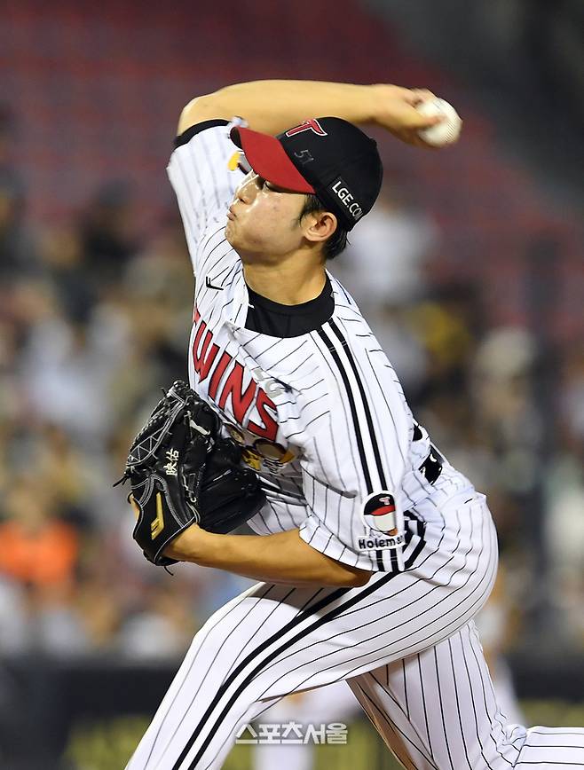 LG 김영우가 5일 잠실구장에서 열린 2025 KBO리그 두산과 경기 6회초 등판해 힘차게 공을 던지고 있다. 잠실 | 박진업 기자 upandup@sportsseoul.com