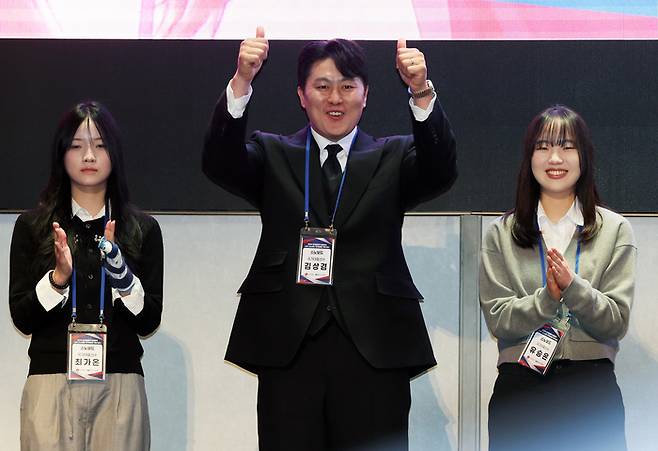 최가온(왼쪽부터), 김상겸, 유승은이 신동빈 롯데그룹 회장의 특별포상금 지급에 박수를 치고 있다. 사진 | 연합뉴스