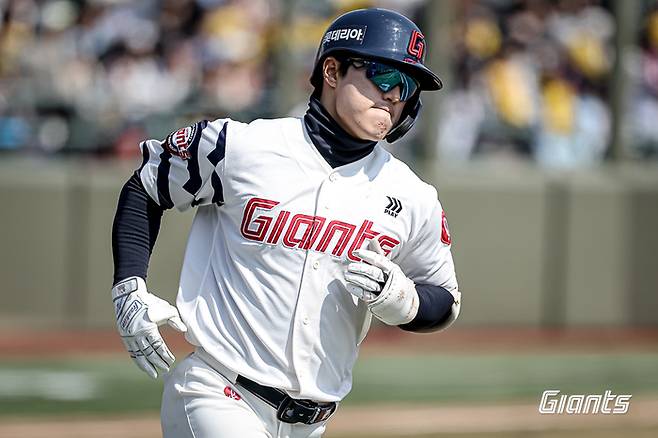 롯데 한태양이 14일 부산 사직구장에서 열린 2026 KBO리그 시범경기 LG전서 홈런을 치고 베이스를 돌고 있다. 사진 | 롯데 자이언츠