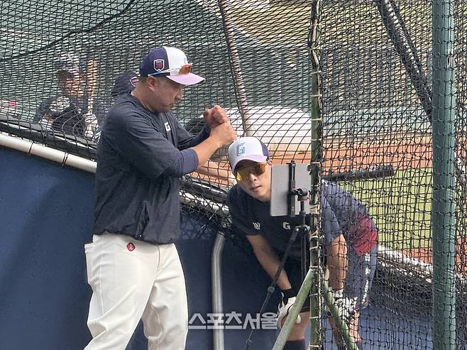 이병규 코치가 타격폼을 설명하고 있다. 타이난 | 박연준 기자 duswns0628@sportsseoul.com