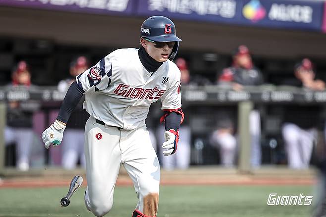 롯데 윤동희가 15일 부산 사직구장에서 열린 2026 KBO리그 시범경기 LG전서 희생플라이를 치고 있다. 사진 | 롯데 자이언츠