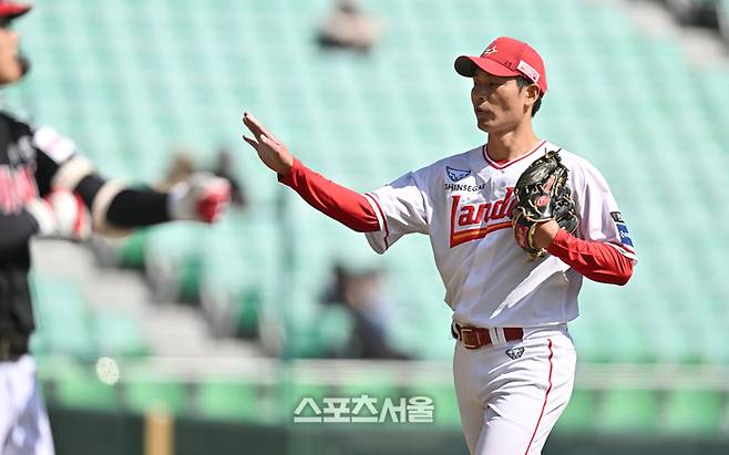 SSG 선발투수 타케다가 19일 인천 SSG랜더스필드에서 열린 2026 KBO리그 시범경기 LG전 3회 투구 후 덕아웃으로 들어오고 있다. 문학 | 최승섭 기자 thunder@sportsseoul.com