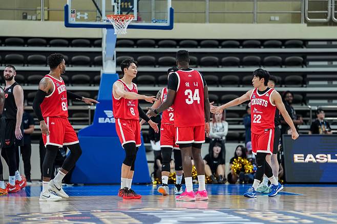 서울 SK 선수들이 18일 마카오 탭 섹 멀티스포트 파빌리온에서 열린 2025~2026시즌 EASL(동아시아 슈퍼리그) 파이널스 6강 타오위안전에서 하이파이브 하고 있다. 사진 | EASL