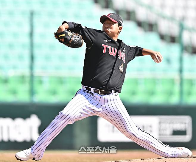 LG 송승기가 19일 인천 SSG랜더스필드에서 열린 2026 KBO리그 시범경기 SSG전에서 역투하고 있다. 문학 | 최승섭 기자 thunder@sportsseoul.com