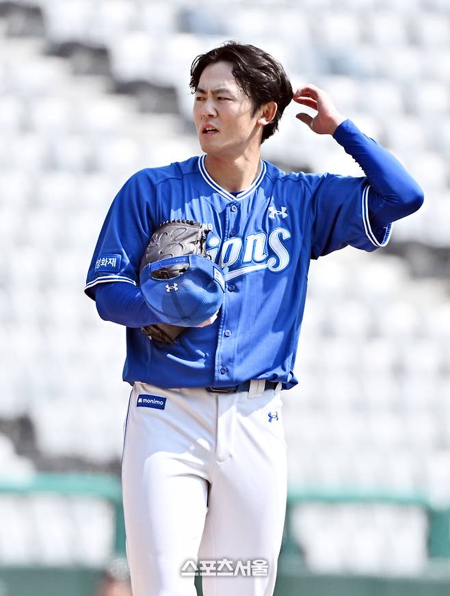 삼성 미야지가 17일 인천SSG랜더스필드에서 열린 2026 KBO리그 SSG와 시범경기에서 에레디아에게 몸에 맞는 공을 허용한 후 아쉬워하고 있다. 문학 | 박진업 기자 upandup@sportseoul.com