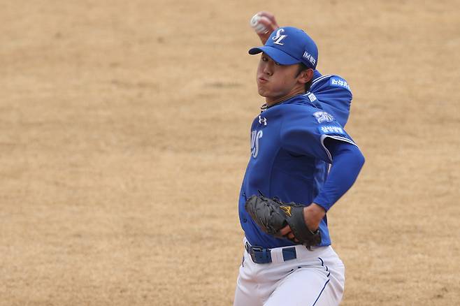 삼성 미야지가 15일 이천 베어스 파크에서 열린 2026 KBO리그 시범경기 두산과 경기에서 역투하고 있다. 사진 | 삼성 라이온즈