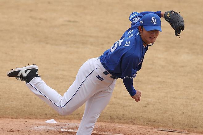 삼성 미야지가 15일 이천 베어스 파크에서 열린 2026 KBO리그 시범경기 두산과 경기에서 역투하고 있다. 사진 | 삼성 라이온즈