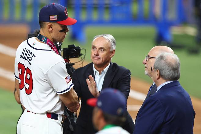MIAMI, FLORIDA - MARCH 17: Aaron Judge #99 of Team United States and MLB commissioner Rob Manfred shake hands following the game against Team Venezuela at loanDepot park on March 17, 2026 in Miami, Florida.   Megan Briggs/Getty Images/AFP (Photo by Megan Briggs / GETTY IMAGES NORTH AMERICA / Getty Images via AFP연합뉴스