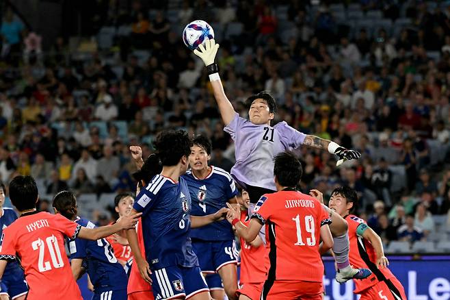 South Korea's goalkeeper Kim Min-jeong (C) fails to hold on to a cross during the AFC Women?s Asian Cup Australia 2026 semi-final football match between Japan and South Korea at Stadium Australia in Sydney on March 18, 2026. (Photo by Saeed Khan / AFP) / --IMAGE RESTRICTED TO EDITORIAL USE - STRICTLY NO COMMERCIAL USE--







<저작권자(c) 연합뉴스, 무단 전재-재배포, AI 학습 및 활용 금지>