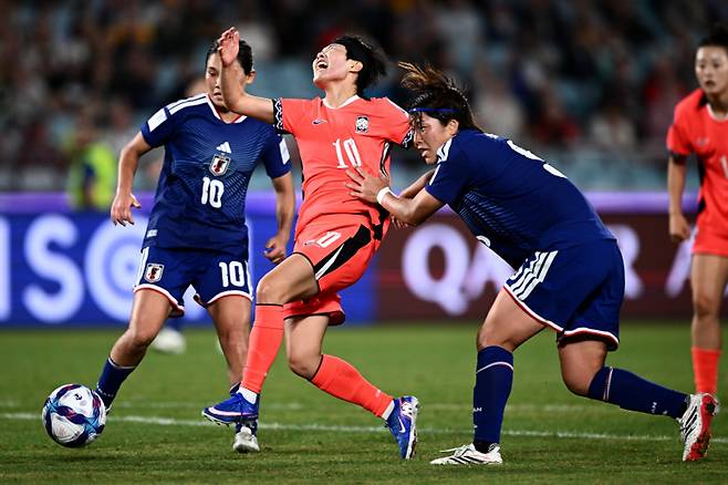 epa12829564 Ji Soyun of South Korea (C) competes for possession with Hana Takahashi of Japan (R) during the AFC Women's Asian Cup semi-final between South Korea and Japan in Sydney, Australia, 18 March 2026.  EPA/DAN HIMBRECHTS AUSTRALIA AND NEW ZEALAND OUT   EDITORIAL USE ONLY







<저작권자(c) 연합뉴스, 무단 전재-재배포, AI 학습 및 활용 금지>