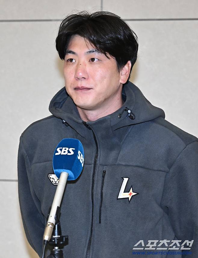 19일 오전 SSG 랜더스 선수들이 인천공항 제2터미널을 통해 1차 캠프지 미국 플로리다로 출국했다. 출국 앞두고 인터뷰하는 김광현. 인천공항=송정헌 기자songs@sportschosun.com/2026.01.19/