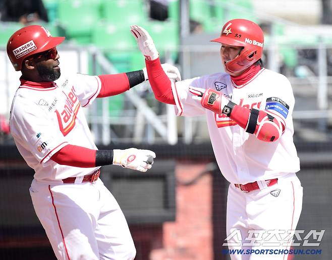 19일 인천 SSG랜더스필드에서 열린 KBO리그 SSG와 LG의 경기. 4회말 동점 투런홈런을 날린 SSG 최정. 인천=송정헌 기자songs@sportschosun.com/2026.03.19/