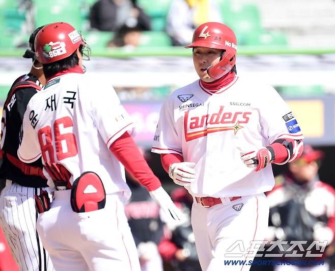 19일 인천 SSG랜더스필드에서 열린 KBO리그 SSG와 LG의 경기. 4회말 동점 투런홈런을 날린 SSG 최정. 인천=송정헌 기자songs@sportschosun.com/2026.03.19/