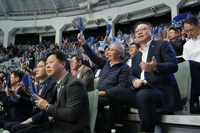 일반 관중석에서 우리카드 우리WON 배구단을 응원하는 임종룡 우리금융그룹 회장. 사진제공=우리카드 우리WON 배구단