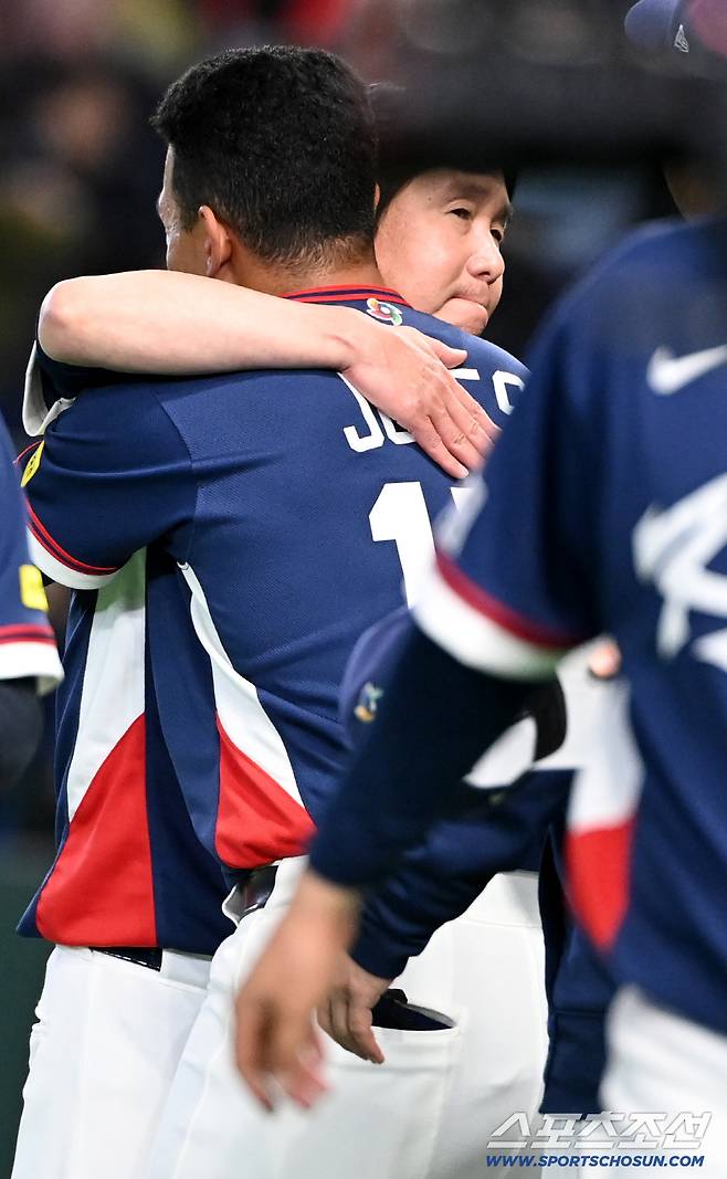 9일 일본 도쿄돔에서 열린 WBC(월드베이스볼클래식) 한국과 호주의 경기, 한국이 승리하며 8강행을 확정했다. 존스와 포옹하는 류지현 감독의 모습. 도쿄(일본)=허상욱 기자wook@sportschosun.com/2026.03.09/
