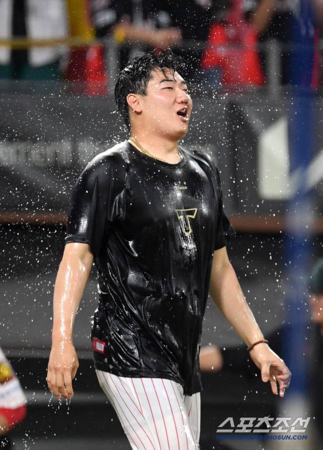 1일 광주 기아챔피언스필드에서 열린 KIA 타이거즈와 한화 이글스의 경기. KIA 이적 후 첫 승리 거둔 김시훈이 동료들의 물세례를 받고 있다. 광주=박재만 기자 pjm@sportschosun.com/2025.08.01/