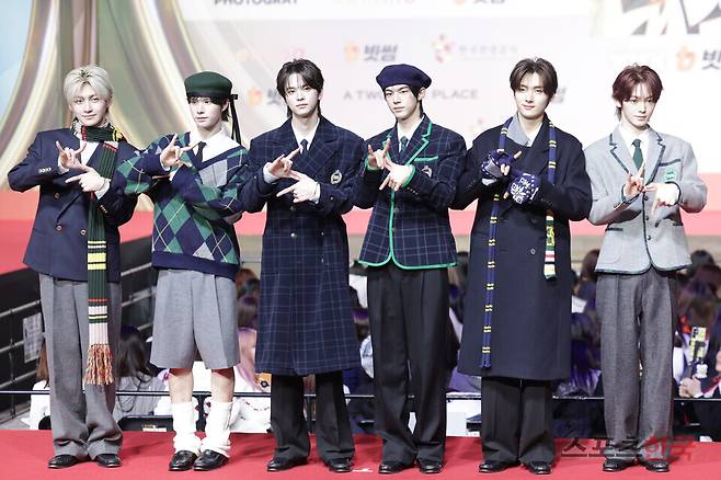 2025 SBS 가요대전 레드카펫 행사에 참석한 투어스. 25.12.25 ⓒ이혜영 기자 lhy@hankooki.com