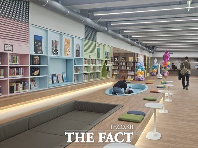 18일 개관한 서울 강서구 등촌동 어울림플라자 지하 2층 도서관은 장애인과 비장애인이 일상에서 어우러질 수 있도록 '노이즈 프렌들리 모델'을 적용했다. /김명주 기자