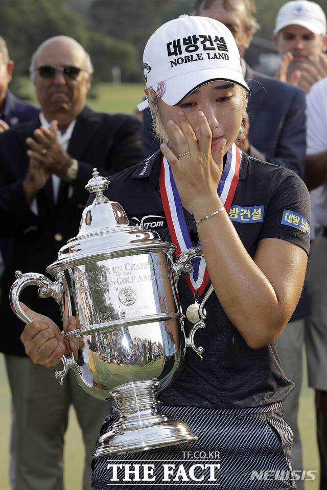 이정은6가 2019년 US여자오픈에서 우승, LPGA투어 데뷔 첫 승을 메이저로 장식한 뒤 기쁨의 눈물을 흘리고 있는 모습./AP.뉴시스