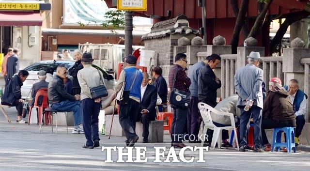 18일 정부여당이 기초연금 수급대상을 줄이거나 차등지급을 검토하면서 논란이 일고 있다. 사진은 2018년 10월 2일 서울 종로구 종로2가 탑골공원을 찾은 노인들. /더팩트