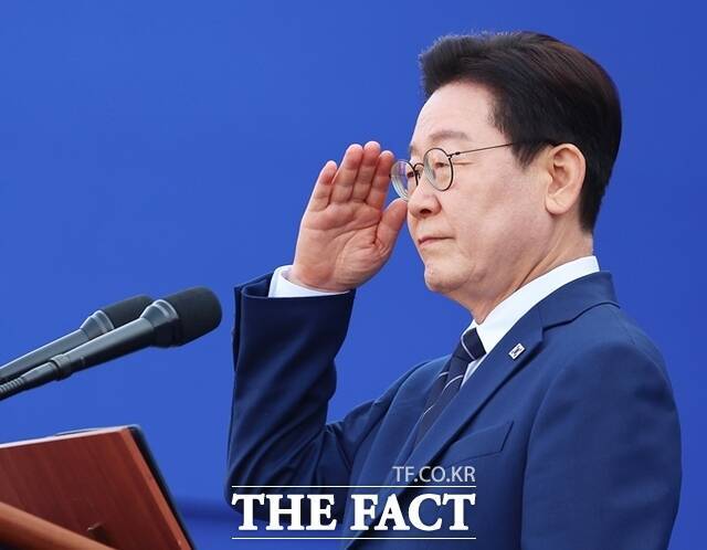 이재명 대통령이 부실공사와 체불임금의 원인이 되는 불법하도급을 반드시 끊어내겠다는 의지를 내비쳤다. 사진은 이재명 대통령이 지난 17일 충남 아산시 경찰대학에서 열린 2026년 신임 경찰 경위·경감 임용식에서 경례를 하고 있다. /뉴시스