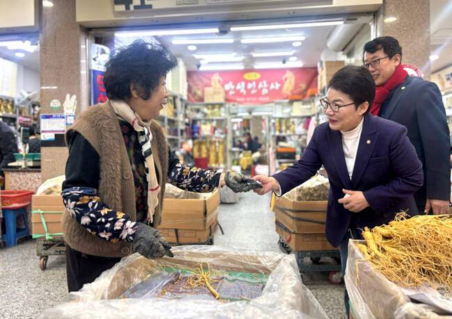 영주시 풍기 인삼시장을 방문한 임이자 의원. /임이자 의원실