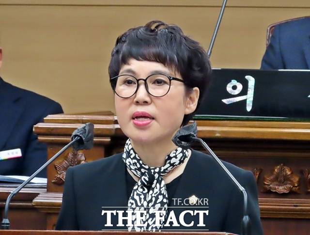 장소미 부여군의원이 19일 부여군의회 제300회 임시회 제1차 본회의에서 5분 자유발언을 하고 있다. /김형중 기자