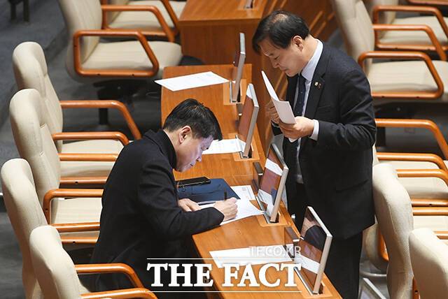 여당 의원에게 서명 받는 조계원 더불어민주당 의원.