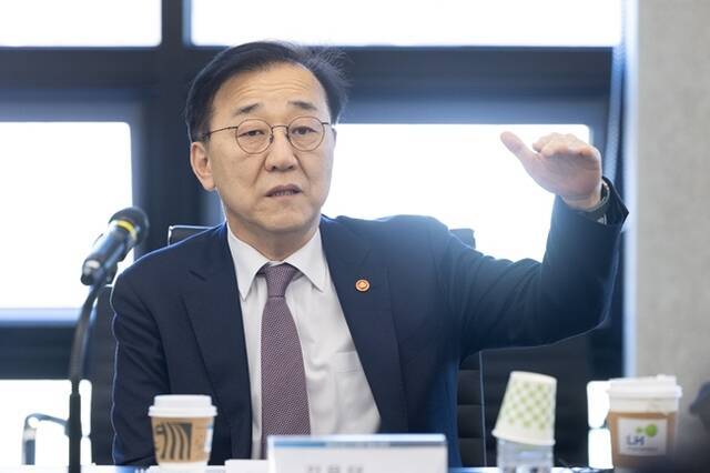 김윤덕 국토교통부 장관이 19일 오후 남양주왕숙 공공주택지구를 방문해 조속한 사업 추진과 공급 속도 제고를 주문했다. /국토교통부