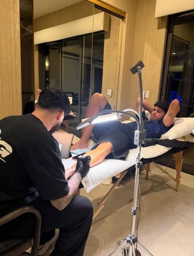 알카라스가 26 호주오픈 우승을 기념하여 캥거루를 문신으로 새겼다. 알카라스 SNS