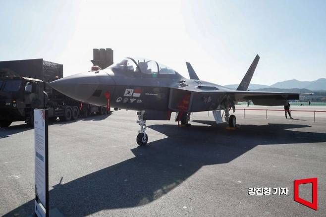 지난 2023년 경기 성남 서울공항에서 열린 '서울 국제 항공우주-방위산업 전시회(ADEX)'에 전시된 KF-21 전투기. 강진형 기자