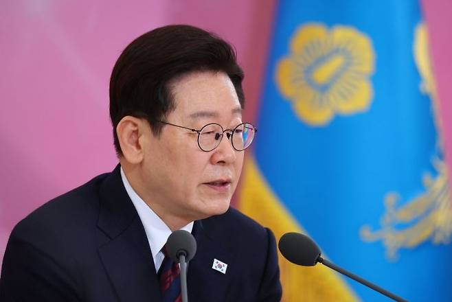 이재명 대통령이 19일 경제사회노동위원회 제1기 출범을 맞이해 청와대에서 열린 '대통령과 함께하는 노동정책 토론회'에서 발언하고 있다. 연합뉴스