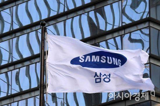 서울 삼성 서초사옥에 걸린 깃발이 펄럭이고 있다./김현민 기자 kimhyun81@