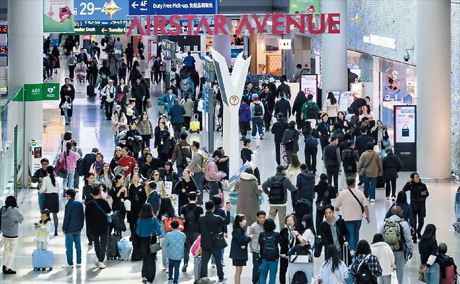 18일 인천공항 1터미널 면세 구역이 이용객들로 북적이는 모습. 지난해 인천공항 환승객은 804만6572명을 기록했다. /인천국제공항공사