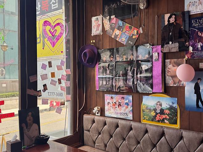 BTS 광화문 공연을 앞두고 서울 종로구 광화문의 한 술집 내부가 보라색 장식과 멤버 사진, 팬 메시지로 꾸며져 있다./윤성은 기자