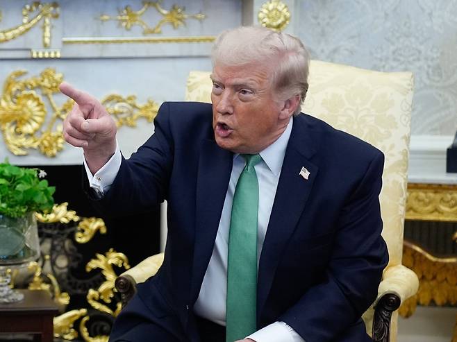 도널드 트럼프 미국 대통령이 17일(현지 시각) 미국 워싱턴 D.C. 백악관 집무실에서 미할 마틴 아일랜드 총리와 회담 중인 모습. 트럼프는 이날 자신의 소셜미디어에 미국의 이란 전쟁에 대한 군사적 지원에 미온적인 나토(NATO·북대서양조약기구) 동맹국을 향해 “우리는 더 이상 나토 회원국의 지원이 필요하지 않고 바라지도 않는다”면서 “일본, 호주나 한국도 마찬가지”라고 했다./EPA 연합뉴스