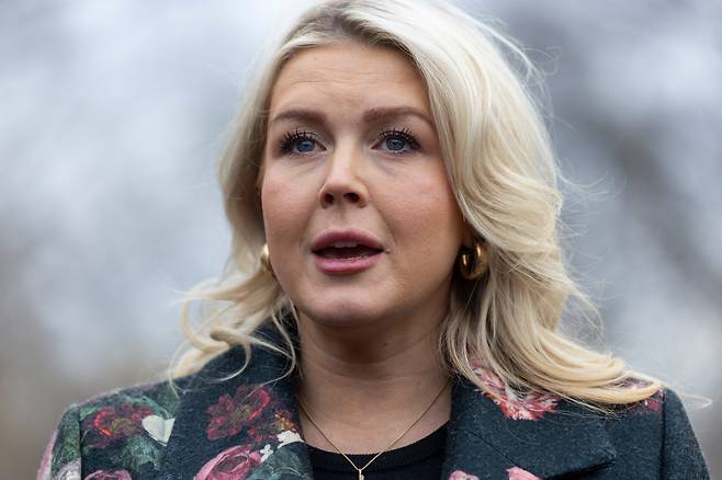 캐롤라인 레빗 백악관 대변인이 18일 기자들과 만나 대화를 하고 있다. /EPA 연합뉴스