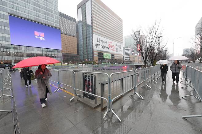 2026년 3월 18일 오전 서울 광화문 광장 일대가 방탄소년단(BTS) 공연 준비로 곳곳이 통제된 모습이다. /장련성 기자