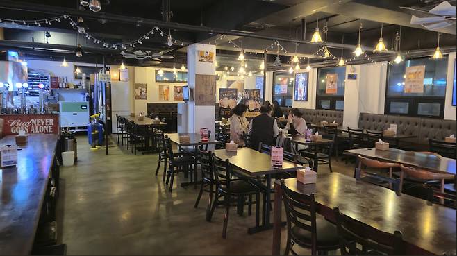 16일 오후 7시 서울 강남구의 한 호프집. 한식 뷔페로 운영되는 낮에는 방문객이 몰리지만, 술 장사를 하는 저녁이 되면 한산해진다. 주류 할인 행사도 하고 있지만 대부분의 테이블이 비어있다. /김도균 기자