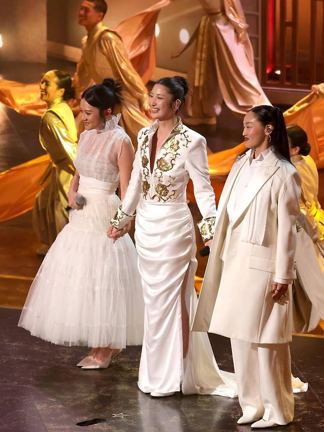 제98회 아카데미 주제가상 후보로 무대에 선 헌트릭스. 애니메이션 속에서 헌트릭스가 입었던 무대 의상에서 확장된 디자인으로 주목 받았다. @ejae_k