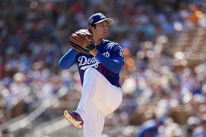 LA 다저스의 오타니 쇼헤이가 19일 샌프란시스코 자이언츠와의 시범 경기에서 투구하는 모습. /AP 연합뉴스