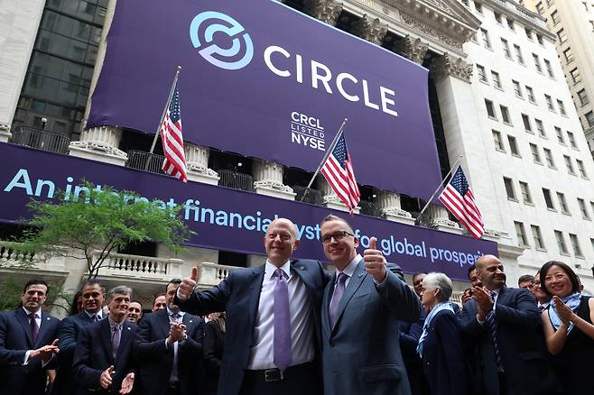 스테이블코인 USDC를 발행하는 서클 그룹의 최고경영자(CEO) 제레미 앨리어와 공동 창립자 션 네빌이 미국 뉴욕 증권거래소(NYSE)에서 열린 회사 기업공개(IPO)에 참석했다./로이터 연합뉴스