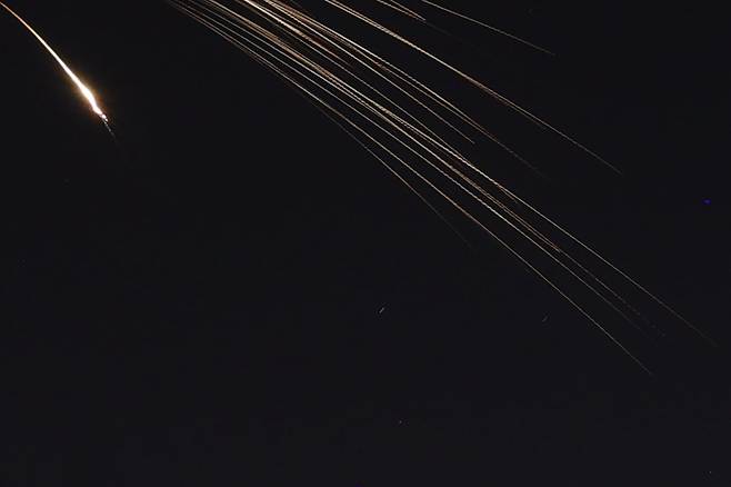 18일 이스라엘 텔아비브 상공에 집속탄 자탄이 흩어지고 있다. /EPA 연합뉴스