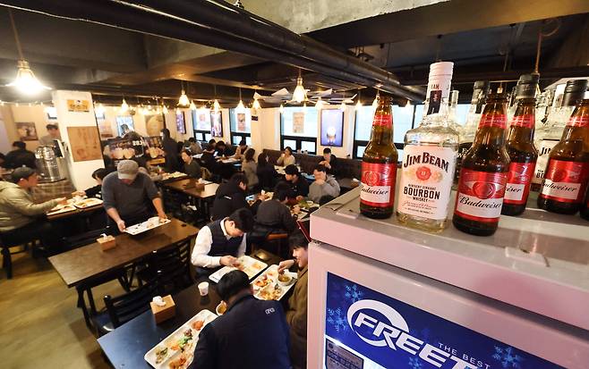 18일 오후 서울 강남구의 한 주점. 낮에는 직장인을 대상으로 점심 뷔페를 운영한다. 요즘 절주 문화가 확산하면서 ‘낮 장사’를 하는 주점이 늘고 있다./ 고운호 기자