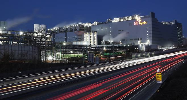 <YONHAP PHOTO-4502> SK하이닉스 작년 매출 97.1조·영업익 47.2조…사상 최대실적 (이천=연합뉴스) 홍기원 기자 = SK하이닉스가 지난해 인공지능(AI) 반도체 수요 급증에 힘입어 매출액 97조원, 영업이익 47조원을 넘어 2024년에 이어 또다시 역대 최고 실적을 경신했다. 지난해 4분기에도 매출 32조원, 영업익 19조원을 넘어 연간과 분기 모두 사상 최고 기록을 달성했고, 영업이익률까지 58%로 역대급 기록을 세웠다. 사진은 28일 경기도 이천시 SK하이닉스 본사 모습. 2026.1.28 xanadu@yna.co.kr/2026-01-28 18:37:21/<저작권자 ⓒ 1980-2026 ㈜연합뉴스. 무단 전재 재배포 금지, AI 학습 및 활용 금지>